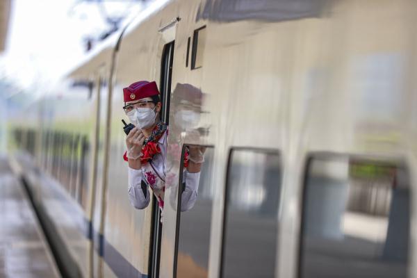 重庆铁路部门“铿锵玫瑰”展巾帼风采