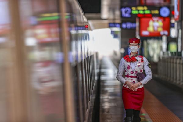 重庆铁路部门“铿锵玫瑰”展巾帼风采
