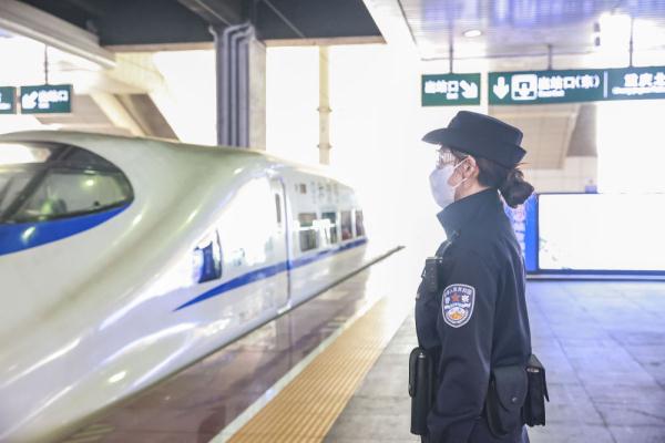 重庆铁路部门“铿锵玫瑰”展巾帼风采