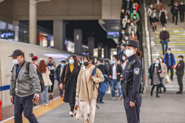 重庆铁路部门“铿锵玫瑰”展巾帼风采