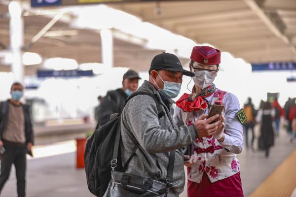 重庆铁路部门“铿锵玫瑰”展巾帼风采