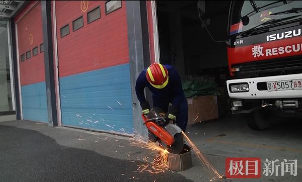 万元现金被困存钱罐取不出来，消防员“十八般武艺”来破拆