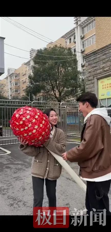 男生用520包辣条制成“棒棒糖”送女友！结果……