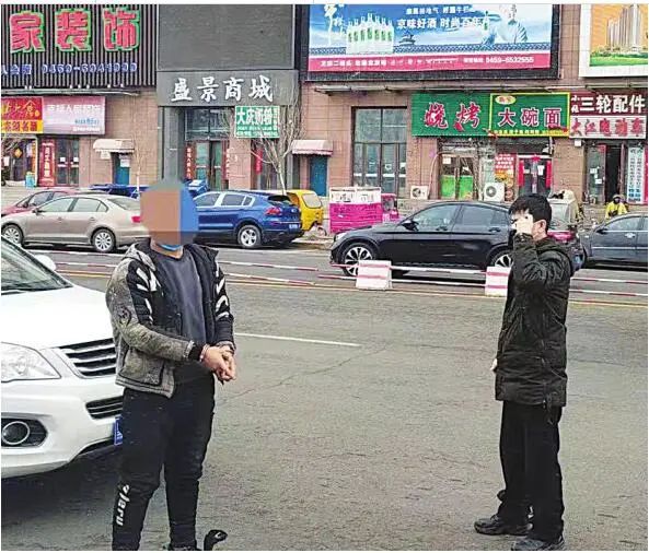 大庆这个贼行窃后，把自己的袜子扔在了受害人家的垃圾桶里……