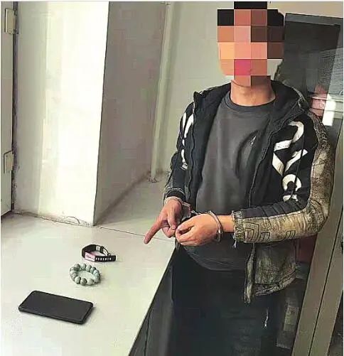 大庆这个贼行窃后，把自己的袜子扔在了受害人家的垃圾桶里……