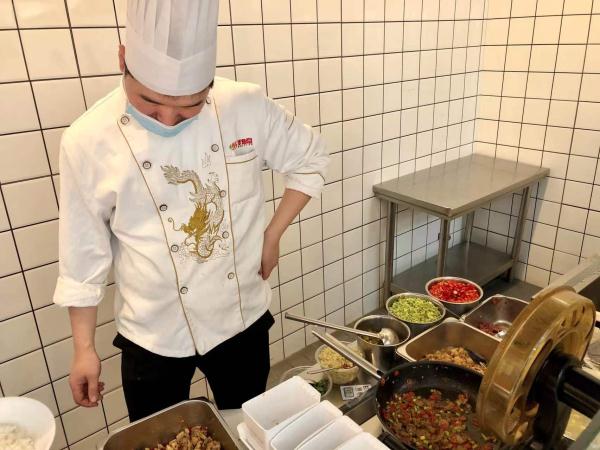 网红外观还有机器人炒菜,长沙这家医院餐厅火出圈 网红外观还有机器人炒菜,长沙这家医院餐厅火出圈