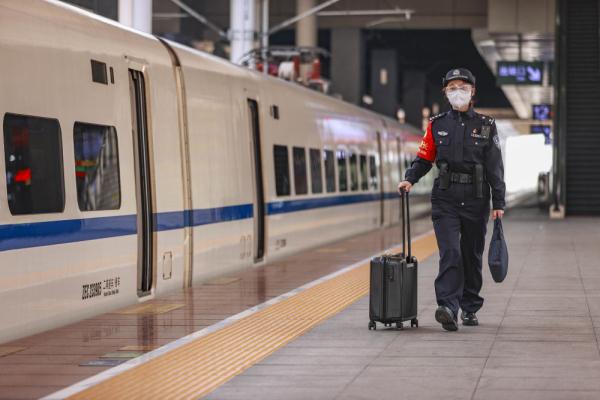 重庆铁路部门“铿锵玫瑰”展巾帼风采