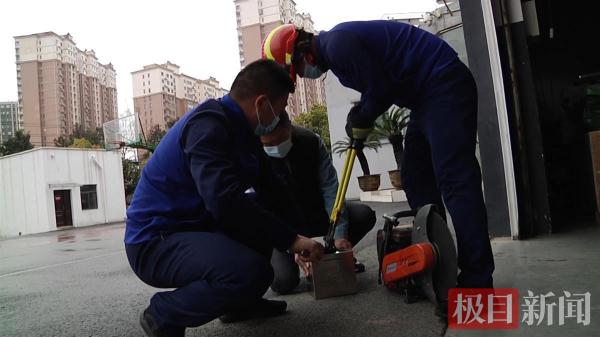 万元现金被困存钱罐取不出来，消防员“十八般武艺”来破拆