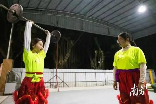 醒狮女孩逐梦“狮王”：女生一样“掂”！