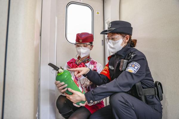 重庆铁路部门“铿锵玫瑰”展巾帼风采