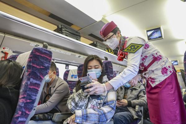 重庆铁路部门“铿锵玫瑰”展巾帼风采