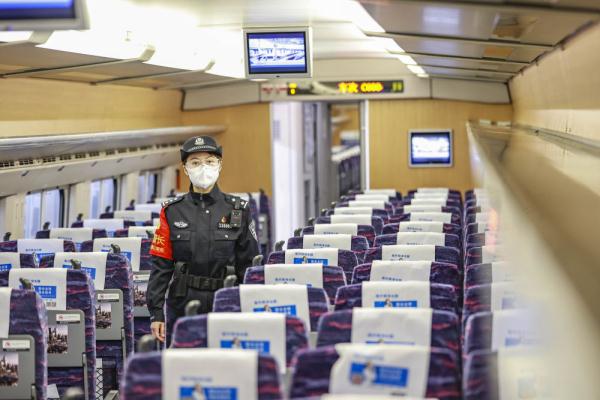 重庆铁路部门“铿锵玫瑰”展巾帼风采