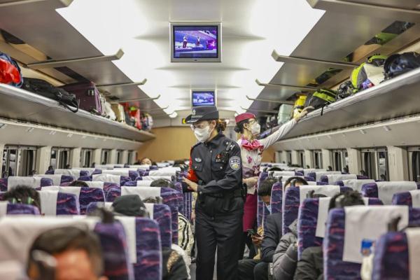 重庆铁路部门“铿锵玫瑰”展巾帼风采