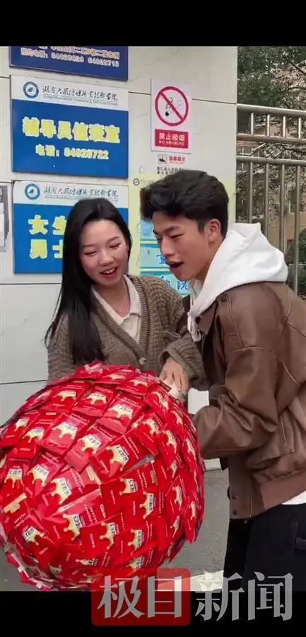 男生用520包辣条制成“棒棒糖”送女友！结果……