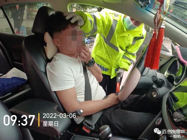 自首？百色一司机醉酒后，停车在交警大队门前睡着