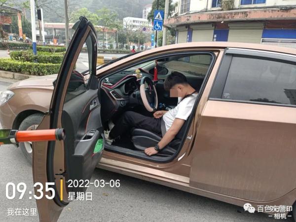 自首？百色一司机醉酒后，停车在交警大队门前睡着