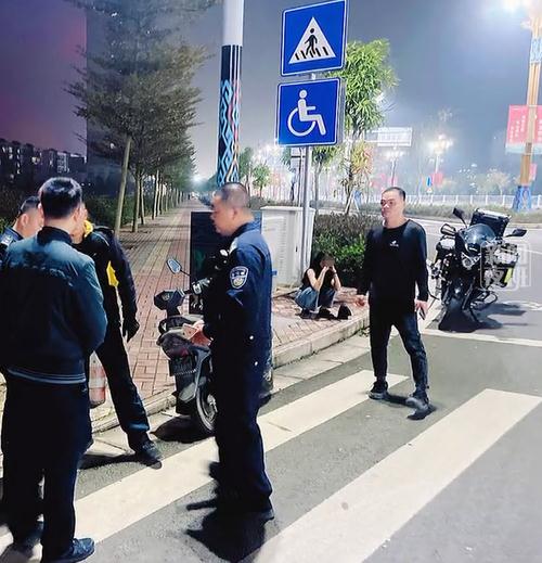 胆战心惊!“鬼火少男少女”又出飙车新花样,南宁交警出手了 胆战心惊!“鬼火少男少女”又出飙车新花样,南宁交警出手了