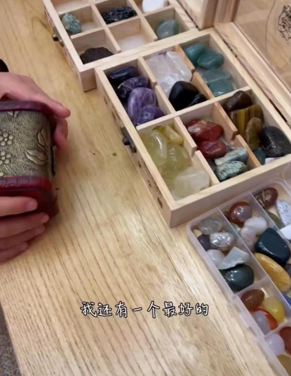 男孩酷爱收藏石头，地质系学生送他一盒，网友：是梦想的种子