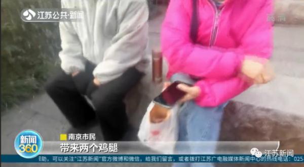 野猪定时在公园摇尾乞食，市民带馒头近距离投喂，危险！