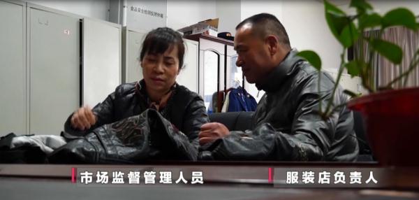 一撕就破！贵阳男子花两千元买的皮衣薄得像纸！当着商家的面当场手撕起来