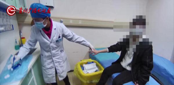 看着都疼！女友蹲在路边等男友时被车辆碾压