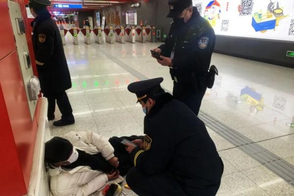 “警察叔叔，我不会嗝儿屁在这儿吧？”