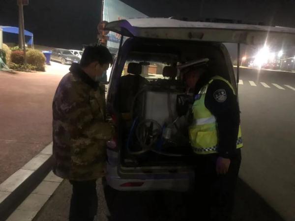 面包车改装“黑油车”，万一遇火不堪设想……