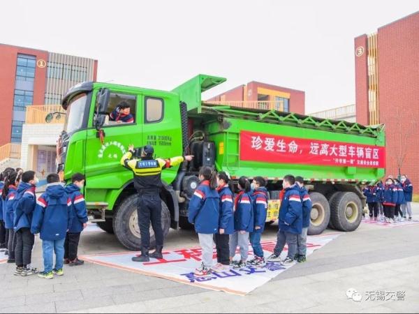 务必重视！这个区域很危险！请远离！