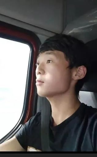“贵C”小伙敢当着交警跨护栏！人民日报点赞！