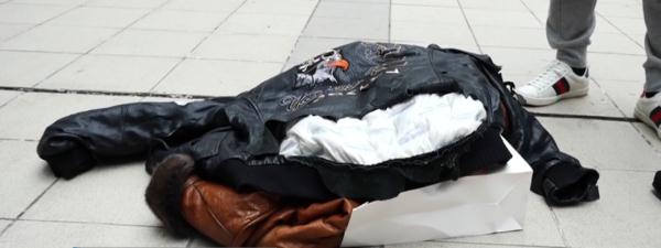 一撕就破！贵阳男子花两千元买的皮衣薄得像纸！当着商家的面当场手撕起来