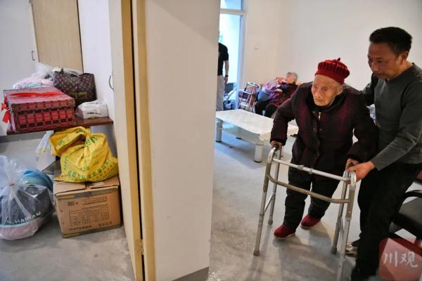 六世同堂！成都122岁婆婆搬进了电梯房