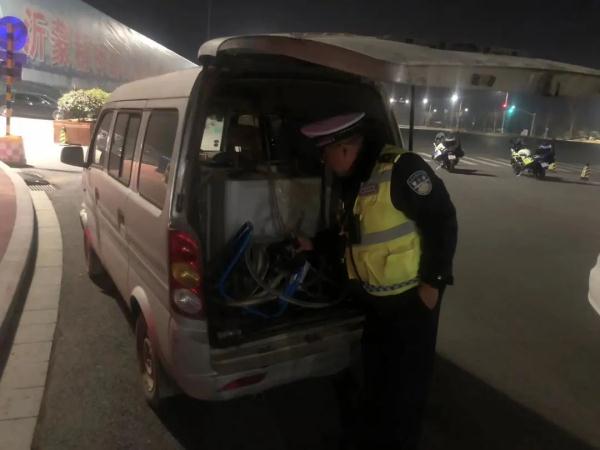 面包车改装“黑油车”，万一遇火不堪设想……