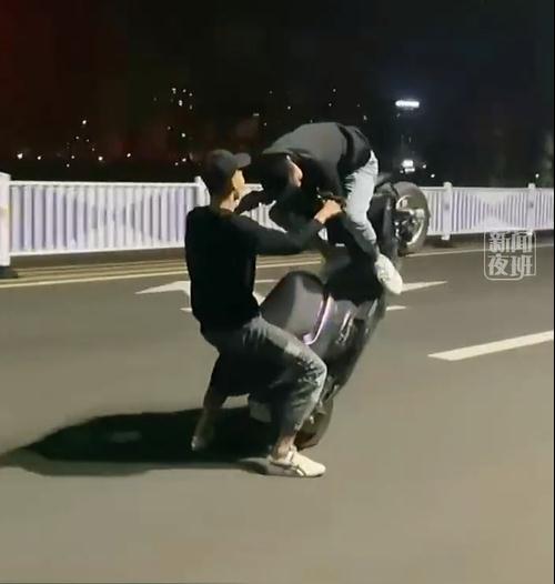 胆战心惊!“鬼火少男少女”又出飙车新花样,南宁交警出手了 胆战心惊!“鬼火少男少女”又出飙车新花样,南宁交警出手了