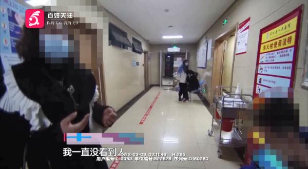 看着都疼！女友蹲在路边等男友时被车辆碾压