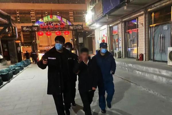 “警察叔叔，我不会嗝儿屁在这儿吧？”