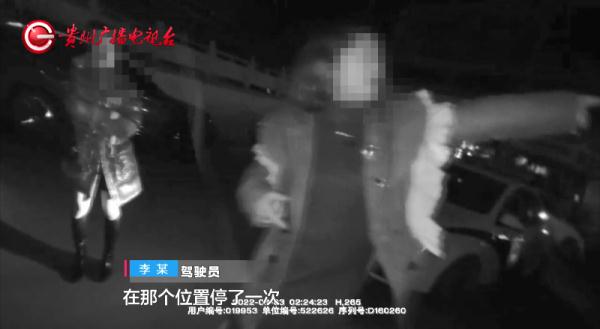 看着都疼！女友蹲在路边等男友时被车辆碾压