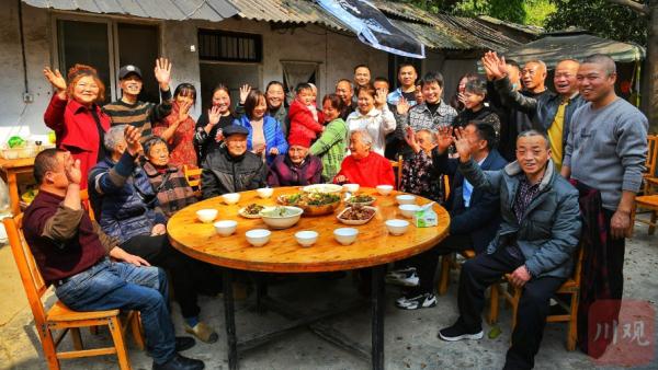 六世同堂！成都122岁婆婆搬进了电梯房