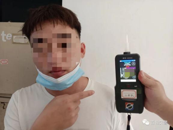 自首？百色一司机醉酒后，停车在交警大队门前睡着
