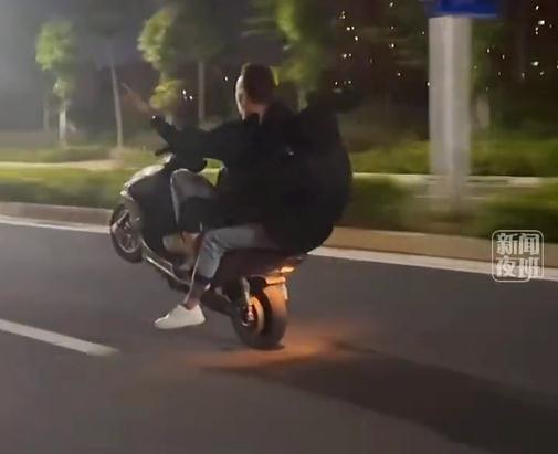 胆战心惊!“鬼火少男少女”又出飙车新花样,南宁交警出手了 胆战心惊!“鬼火少男少女”又出飙车新花样,南宁交警出手了