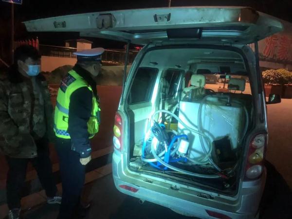 面包车改装“黑油车”，万一遇火不堪设想……