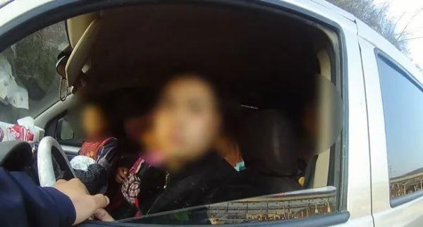 贵阳民警查超载,你猜面包车上下来多少人?1,2,3,4…… 贵阳民警查超载,你猜面包车上下来多少人?1,2,3,4……