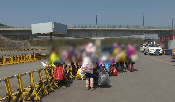 贵阳民警查超载,你猜面包车上下来多少人?1,2,3,4…… 贵阳民警查超载,你猜面包车上下来多少人?1,2,3,4……