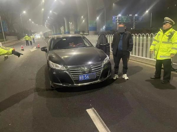 酒后上路遇交警  “急中生智”忙换座
