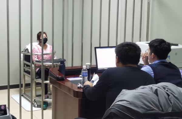 女友从不卸妆，男子被骗11万后才发现…五旬大妈！