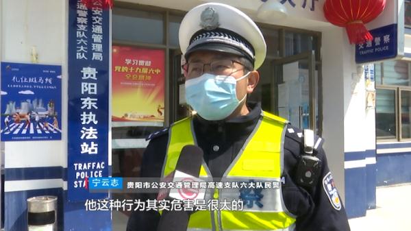 贵阳民警查超载,你猜面包车上下来多少人?1,2,3,4…… 贵阳民警查超载,你猜面包车上下来多少人?1,2,3,4……