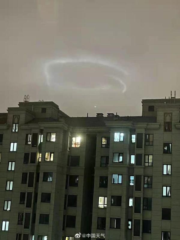 北京天空出现不明光环?别猜了,光打到云上了 北京天空出现不明光环?别猜了,光打到云上了