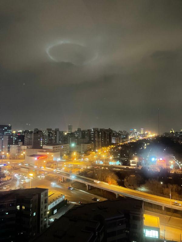 北京天空出现不明光环?别猜了,光打到云上了 北京天空出现不明光环?别猜了,光打到云上了