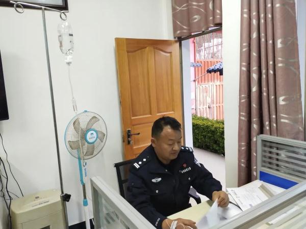 “住”在高墙内的看守所所长