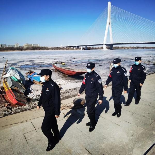 气温零上10℃！松花江上，竟然还有20多人聚堆儿垂钓……哈尔滨市公安局发布通告！