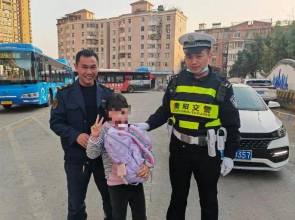 交警帮忙找回遗失书包，小朋友：怎么没人把我作业拿走